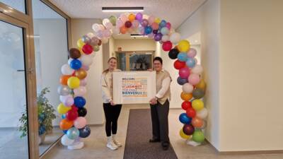 Frau Hornig (rechts im Bild) und ihre Stellvertreterin begrüßen die ersten Kinder am Tag der Inbetriebnahme am 07. Januar 2025