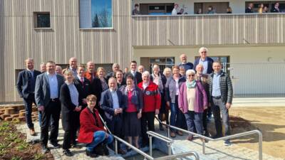 Vertreterinnen und Vertreter des Bayerischen Roten Kreuzes, Mitglieder des Stadtrates, Mitarbeiterinnen und Mitarbeiter der Verwaltung, Bürgermeister Klaus Förster sowie die beteiligten Baufirmen feierten am 22. März 2025 gemeinsam die Eröffnung der neuen Kindertagesstätte.