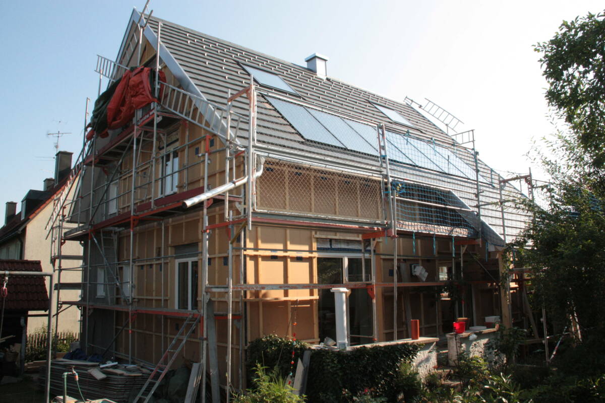 Aus alt mach neu - Haus von außen mit Baugerüst